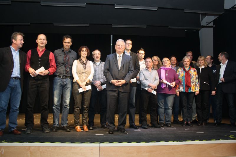 Bürgermeister Klaus-Werner Jablonski (Mitte) gratulierte in der Realschule zu 10 Jahren Berufserkundung