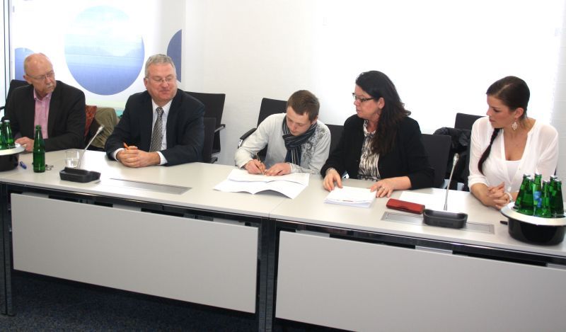 Vertrag unterzeichnet: v.l. Schulleiter Peter Martin, Bürgermeister Klaus-Werner Jablonski, einer der Schüler und zwei Lehrerinnen im Ratssaal
