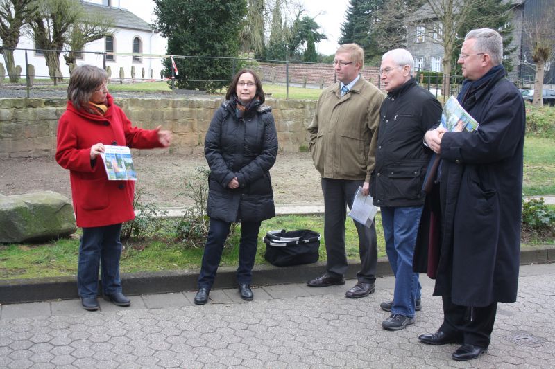 Wanderkarte vorgestellt: Bürgermeister Jablonski (rechts) mit Autoren und Mitarbeiterinnen in Altenrath
