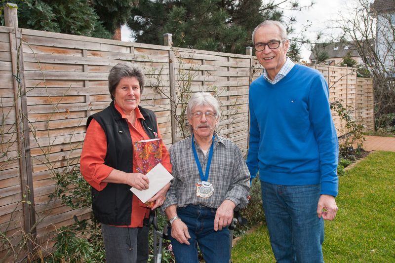 Einen Orden zum Geburtstag: v.l. Angelika und Günther Schmidt mit Ortsvorsteher Rudi Eich