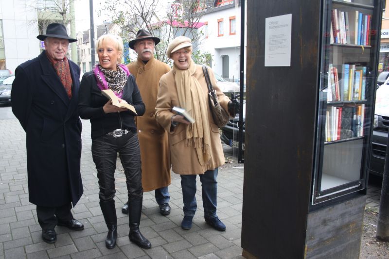 Jetzt auch in Sieglar: Der offene Bücherschrank an der Kerpstraße wurde eingeweiht