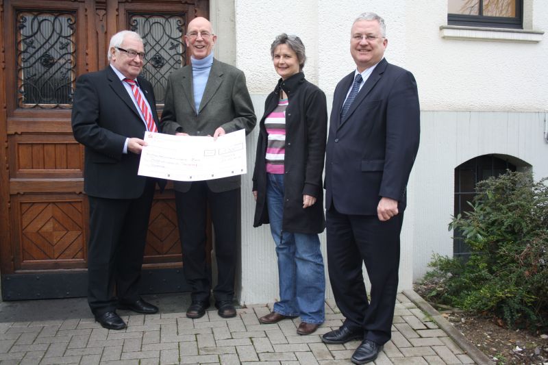 Bürgermeister Klaus-Werner Jablonski war bei der Spendenübergabe dabei