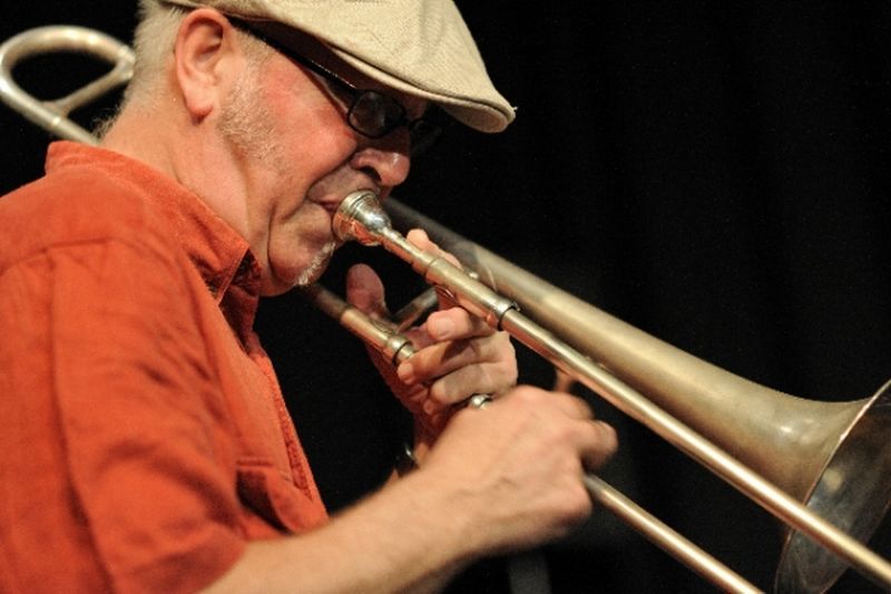 Stargast Bernt Laukamp spielt Posaune bei der Jazzsession im Kunsthaus