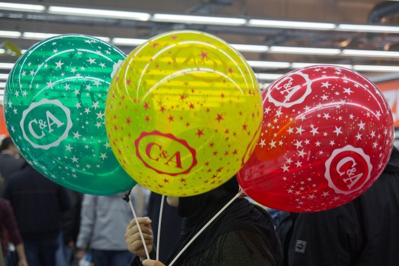 In der Galerie erhielten Kinder bunte Luftballons, während C&A eine Spende übergab