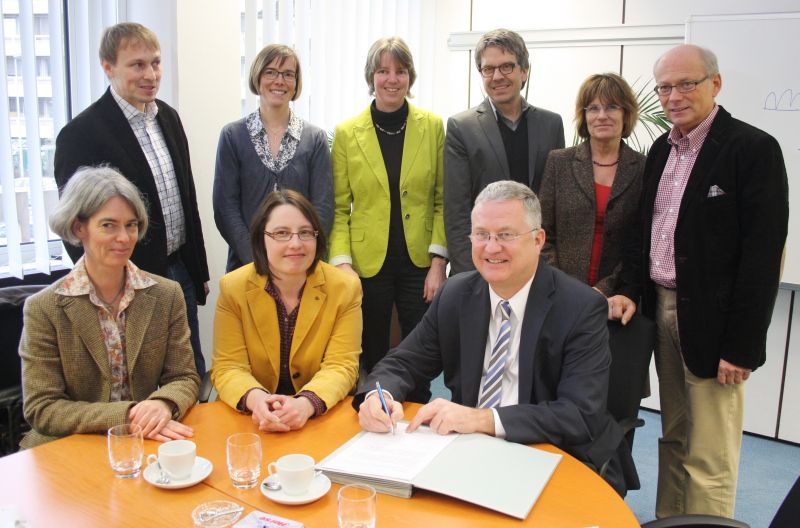 Vertreter der Stadt und der Schulen unterzeichneten die Kooperations-Vereinbarung