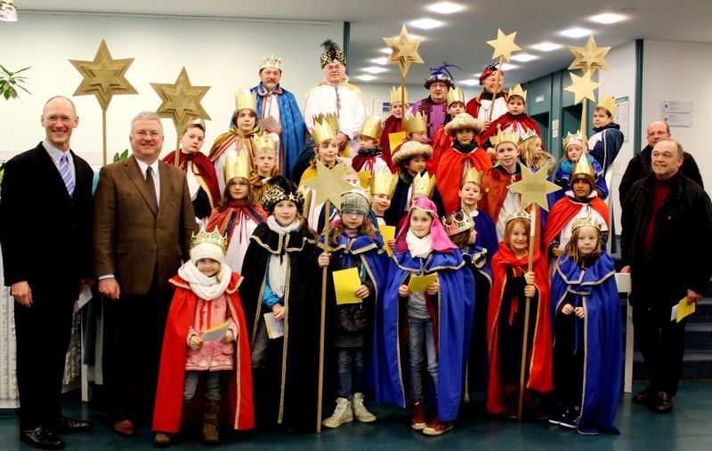 Singen im Rathaus: v.l. Pfarrvikar Markus Höyng und Bürgermeister Klaus-Werner Jablonski freuten sich über die Lieder der jungen Sternsinger.