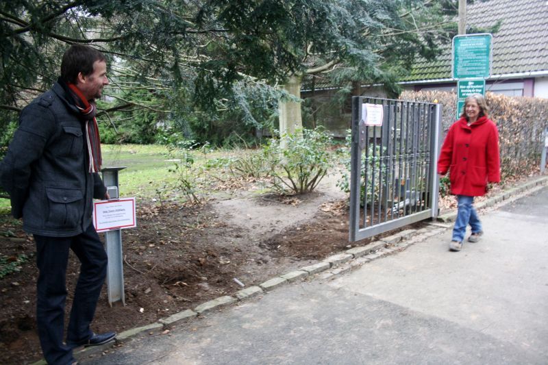 Testeten die automatische Toranlage: Amtsleiterin Ulrike Tesch und Mitarbeiter Thomas Pätzold