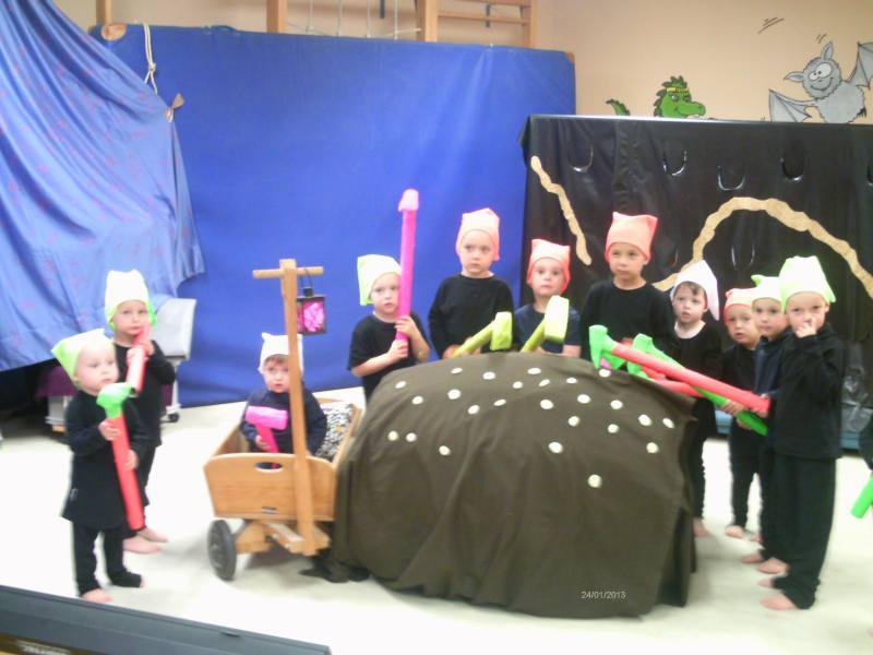 Die Kitakinder nach ihrer Aufführung auf der Bühne