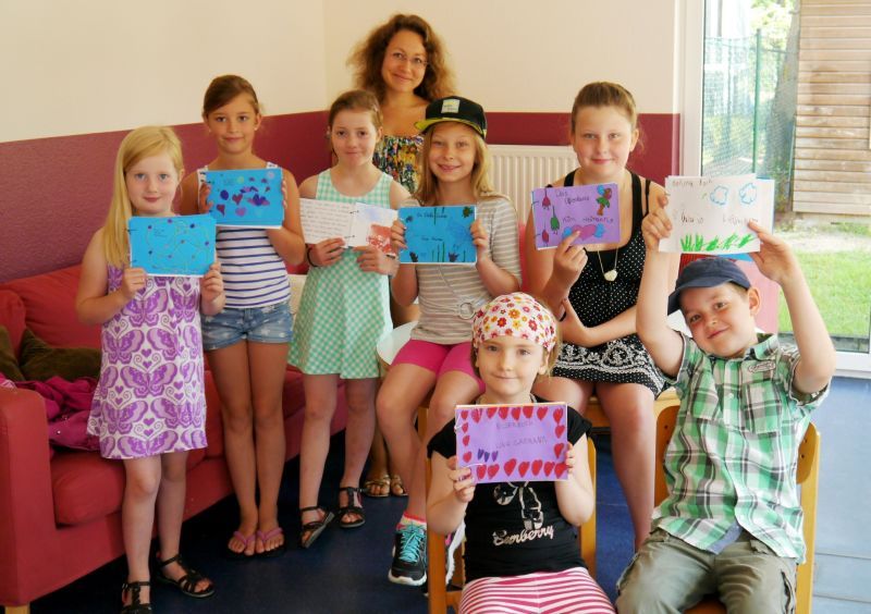 Spaß mit eigenem Gedichtband: Spicher Kinder mit der jungen Künstlerin Darja Shatalova (hinten Mitte)