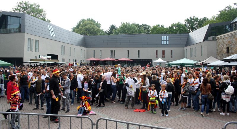 Von Anfang an war die Stimmung beim Public Viewing im Burghof bestens