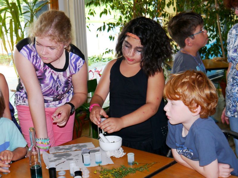 Ganz konzentriert rührten sich die Kinder im Stadtteilhaus einen Zauberkrafttrunk zusammen