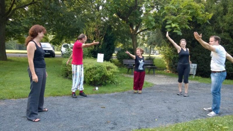 Gemeinsam im Park: Qi Gong tut Körper und Seele gut