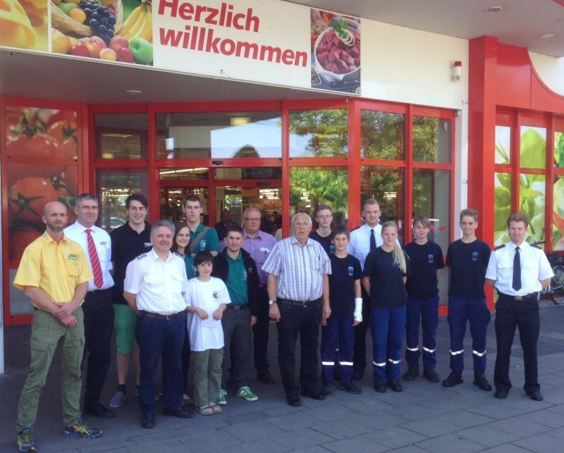 Geldsegen am Rotter See: Ortsvorsteher Alfons Bogolowski (Mitte) konnte drei Jugendorganisationen Spenden überreichen