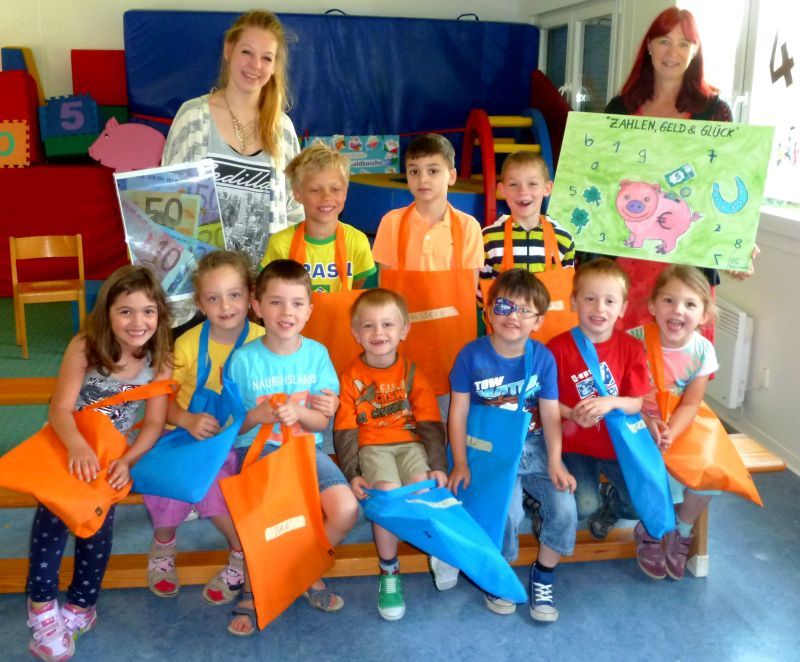 Rechneten und lernten den Wert des Geldes kennen: Jahrespraktikantin Vanessa Noichel (links hinten) begleitete den Workshop rund ums Thema Geld