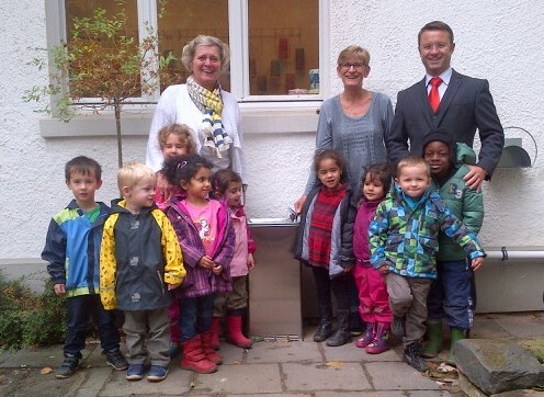 Die Kinder freuten sich über ihren neuen Trinkbrunnen, zusammen mit Eike Schulz (links) und Roger Lehmann