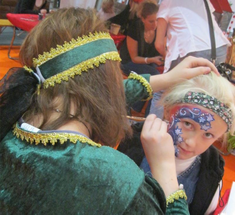 Geschminkt und in mittelalterlichen Kostümen können Kinder in der Galerie in der City spielen