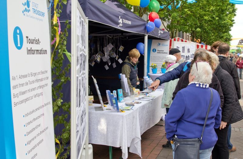 Start der Troisdorfer Ballons Richtung Süden: der Stand der Tourist-Information beim Fest „Troisdorf mobil“