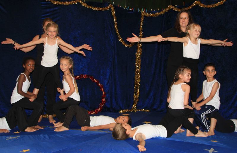 Die junge Akrobaten gaben ihr Bestes bei der Vorstellung des Zirkus "Daimirelli"