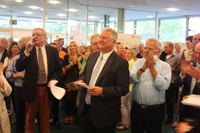 Bei der Wahlparty im Rathaus erfuhr Bürgermeister Klaus-Werner Jablonski (Mitte), dass er wiedergewählt worden ist