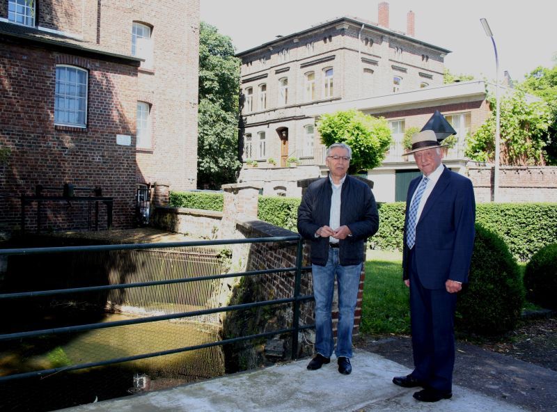 Wilhelm Schlimgen (links) und Kurt P. Schneider am Mühlengraben, der über Jahrhunderte die Sieglarer Mühle in Betrieb hielt