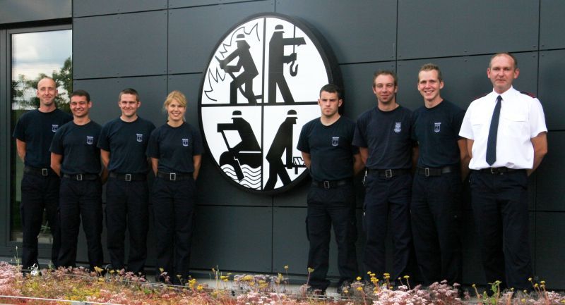 Hauptbrandmeister Alexander Ranke (rechts) mit der neuen Troisdorfer Brandmeisterin und den neuen Brandmeistern