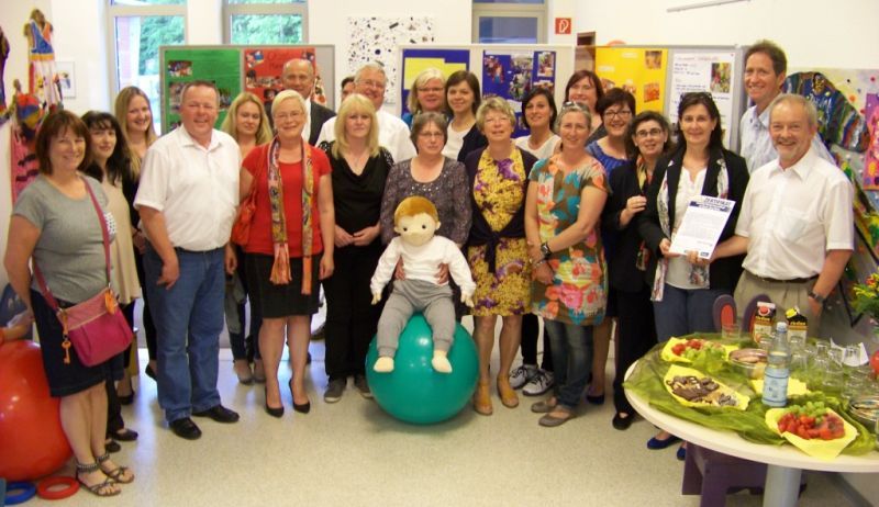 Zertifikate überreicht: Die beteiligten Tagesmütter und Tagesväter, hinten in der Mitte Bürgermeister Klaus-Werner Jablonski