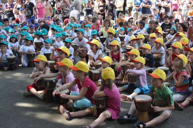 Begeistert trommelten und sangen die Kinder beim Trommelzauber op de Hött