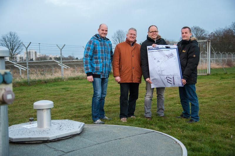 Den Rohrnetzübersichtsplan zur Hand: v.l. Michael Tünte, Bürgermeister Klaus-Werner Jablonski, Markus Bissel und Dr. Erich Mands