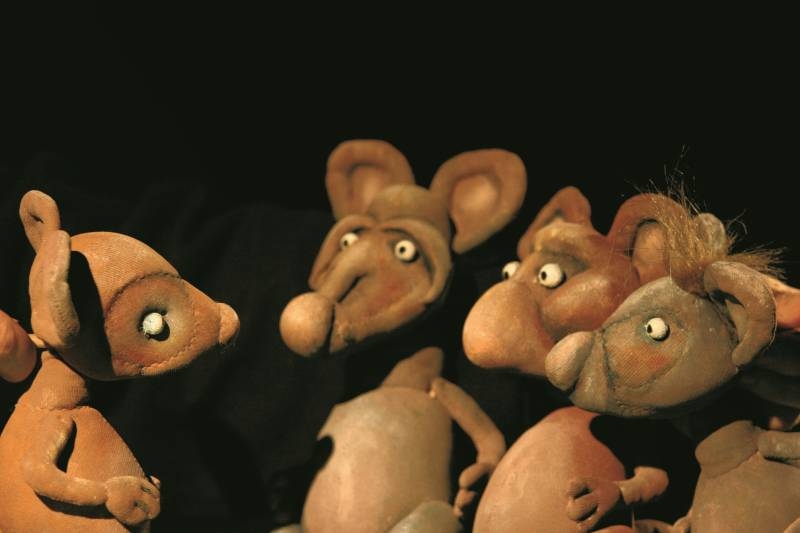 Die Mäusefamilie vor schwarzem Hintergrund