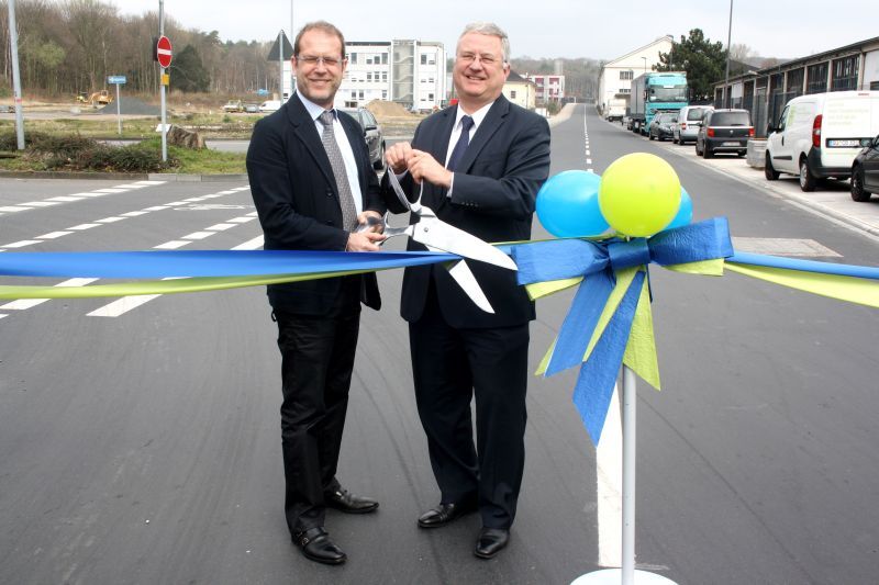 Neue Straße freigegeben: Bürgermeister Klaus-Werner Jablonski (rechts) und Geschäftsführer Peter Blatzheim