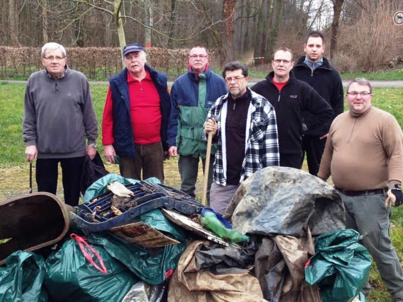 Mitglieder der Fischerei-Bruderschaft mit dem Ergebnis ihrer Aktion, einem imposanten Müllberg