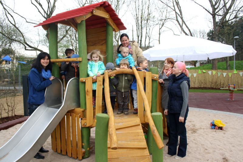 Viel Spaß in der neuen Außenanlage: die fidelen Kinder mit v.l. Kita-Leiterin Sigrid Hafki, Stellvertreterin Anja Weber und die Kolleginnen Mareen Warnecke und Tamara Hein