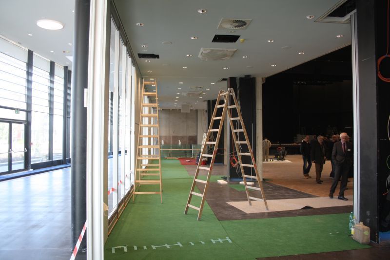 In der Stadthalle wird noch eifrig gearbeitet, um zur Eröffnung fertig zu sein
