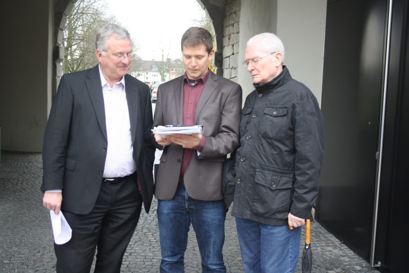 Bürgermeister Jablonski, Marc Eickelmann und Peter Haas betrachten den Audio-Guide