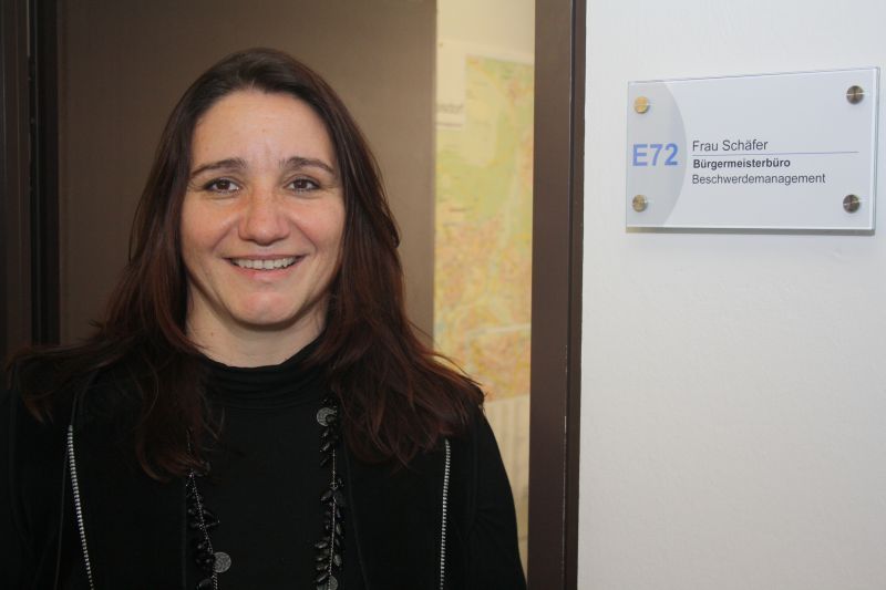 Beate Schäfer nimmt im Rathaus Hinweise auf Mängel in der Stadt entgegen