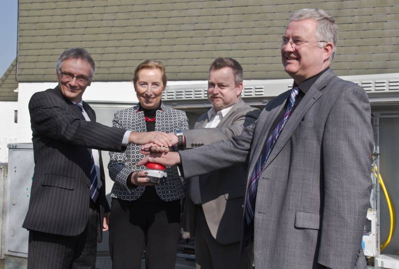 v.l.n.r. Erster Beigeordneter der Stadt Sankt Augustin  Rainer Gleß, Projektmanagerin Infrastrukturvertrieb der Telekom Ursula Schauf-Paschek, Leiter Infrastrukturvertrieb der Region West der Telekom Peter Kroppen und Bürgermeister Klaus-Werner Jablonski drücken symbolisch den Startknopf