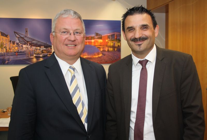 Gemeinsamer Appell: Bürgermeister Klaus-Werner Jablonski und Erkan Zorlu, Vorsitzender des Integrationsrates der Stadt Troisdorf, rufen zu hoher Wahlbeteiligung am 25. Mai auf