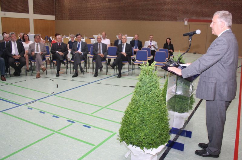 Bürgermeister Klaus-Werner Jablonski gratulierte in der Sporthalle des Berufskollegs allen Beteiligten der IMS