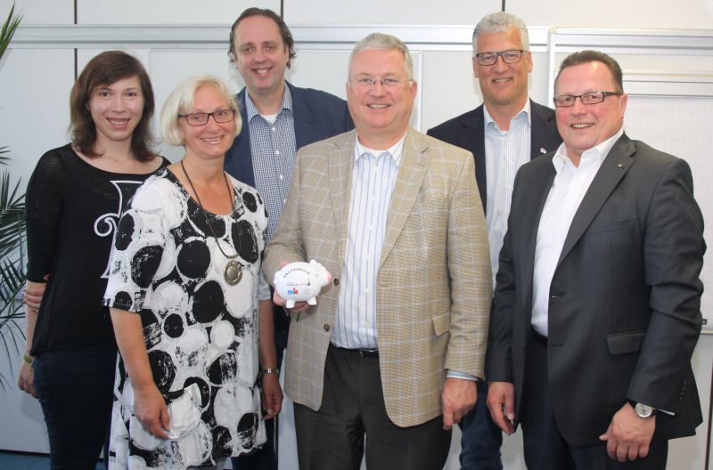 Spende überreicht: v.l. Alexandra Fausten und Martina Bláhová-Müller, Thomas Schneider, Bürgermeister Klaus-Werner Jablonski, Stephan Kitz und Eric Schütz im Rathaus