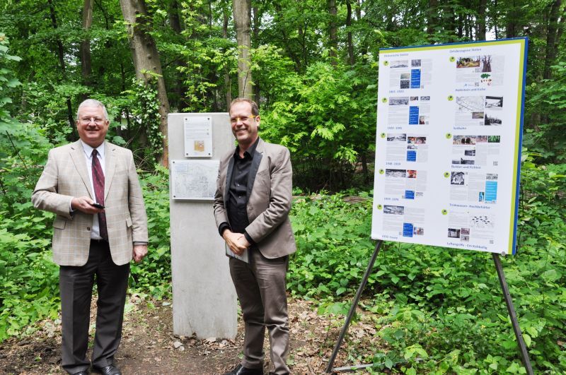 Geschichte im Grünen: Bürgermeister Klaus-Werner Jablonski (links) und TroiKomm-Geschäftsführer Peter Blatzheim enthüllten die Infotafeln zur Troisdorfer Industriegeschichte
