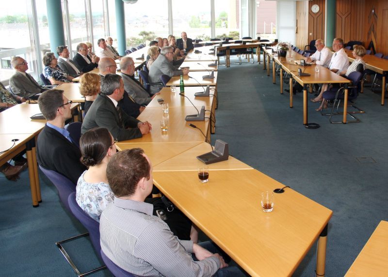 Eintragung in das Goldene Buch der Stadt: Viele Gäste wohnten der Zeremonie im Ratssaal bei