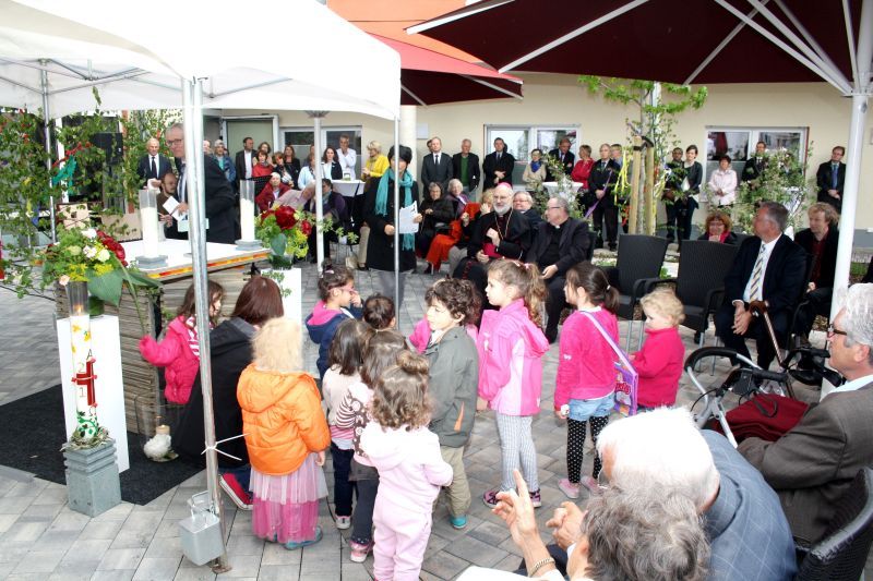 Kinder sangen in einem Haus der Generationen: Seniorenzentrum St. Franziskus mit Kindergarten