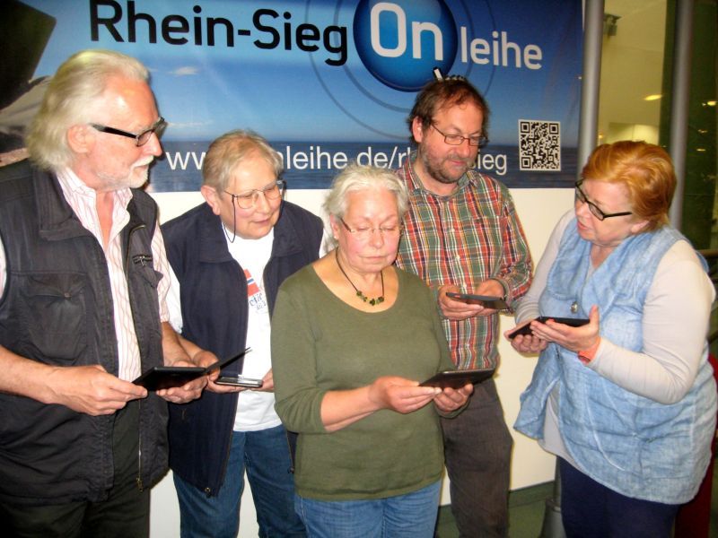 Mitglieder des Fördervereins der Stadtbibliothek testen elektronische Bücher
