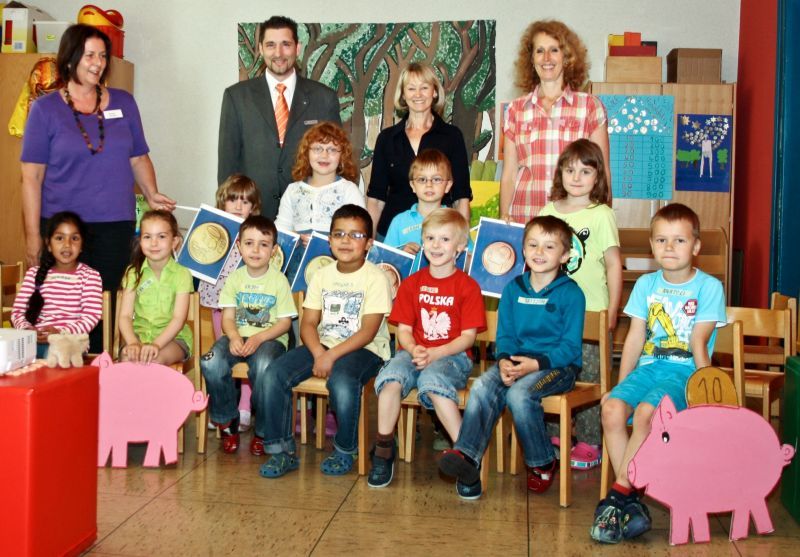 Mehr Wissen über Zahlen und PC: Die Kinder mit v.l. hinten Kita-Leiterin Birgit Sander, Dirk Demmer von der VR-Bank Rhein-Sieg in Spich, Martina Schramm und Medienpädagogin Inken Weiß