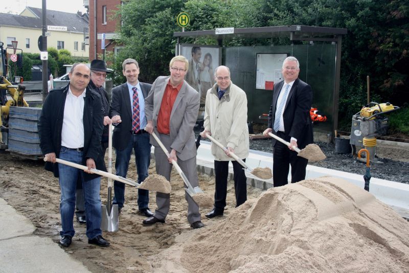 Bürgermeister Klaus-Werner Jablonski griff mit eifrigen Helfern zur Schaufel für den Baustart