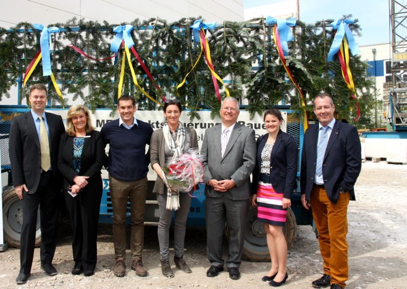 Bürgermeister Klaus-Werner Jablonski (3.v.r.) gratulierte zum Richtfest in Spich