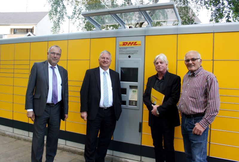 Vor der neuen Packstation: Bernd Dietrich, Deutsche Post, Bürgermeister Klaus-Werner Jablonski, Rolf Bruhn (DHL) und Ortsvorsteher Alfons Weßenfels (v.l.n.r.)