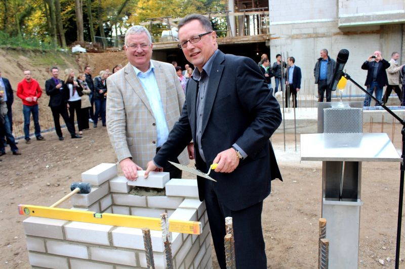 Grundstein in der zukünftigen Tiefgarage: Bürgermeister Klaus-Werner Jablonski und Eric Schütz starteten symbolisch die Baumaßnahme für neue Wohnungen