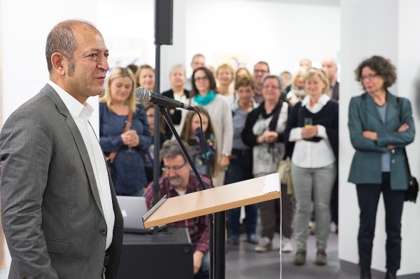 Masoud Sadedin begrüßte viele Gäste zur Eröffnung seiner Ausstellung im Kunsthaus
