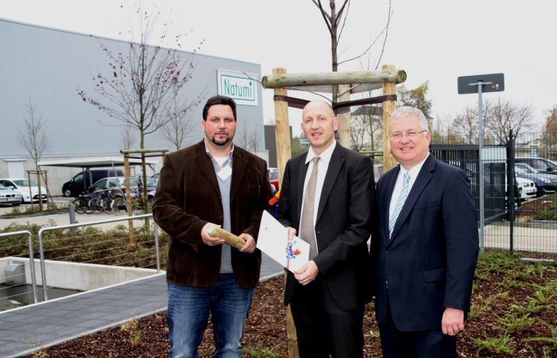 Firma Natumi begrüßt: v.r. Bürgermeister Klaus-Werner Jablonski, Wirtschaftsförderer Jürgen Sturm und Natumi-Betriebsleiter Ulf Fleischhauer